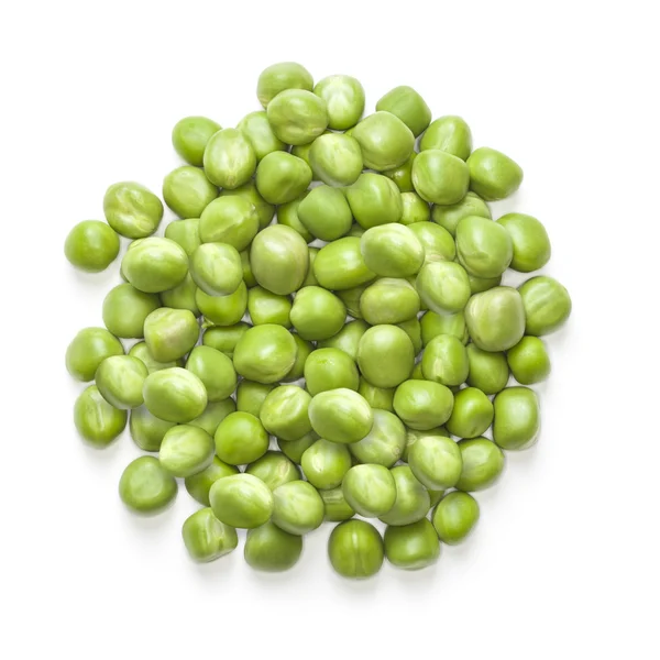 Frische grüne Erbsen isoliert auf weißem Hintergrund — Stockfoto