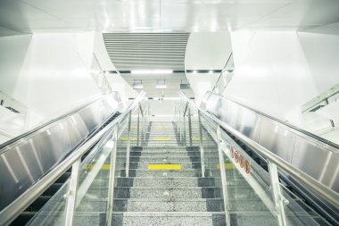 Metro merdivenler ve yürüyen merdiven