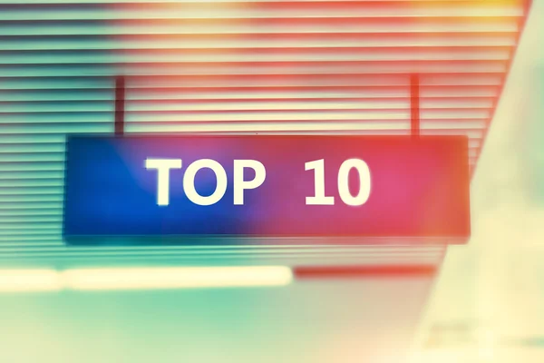 Palabra TOP 10 en el tablero de publicidad con colores brillantes brillantes — Foto de Stock