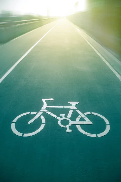 Señal de bicicleta en la carretera en el parque público —  Fotos de Stock