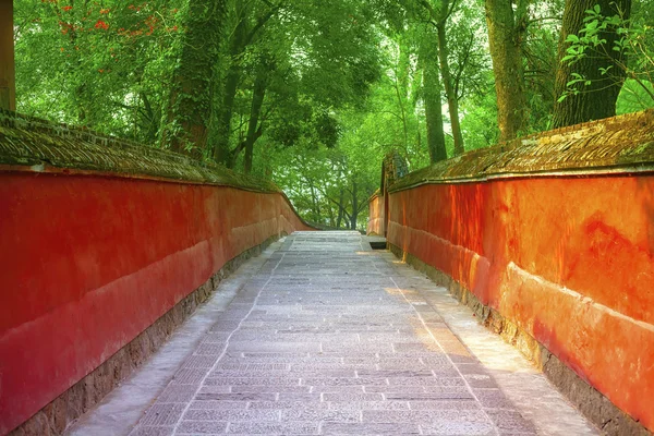 Red walls and stairs in traditional temple — Stock Photo, Image