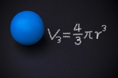 Küre ve yazı tahtası üzerinde matematiksel formüller