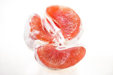 Beyaz arka plan üzerinde izole soyulmuş pomelo parçaları