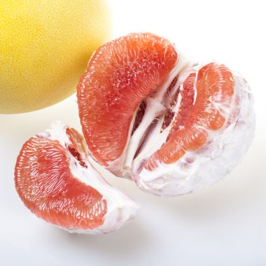 Beyaz arka plan üzerinde izole soyulmuş pomelo parçaları