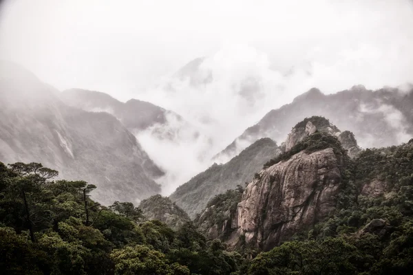 Landschaft der Nebelberge aus China — Stockfoto