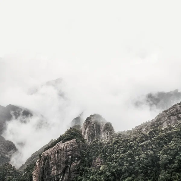 Τοπίο ομίχλη βουνά της Κίνας — Φωτογραφία Αρχείου