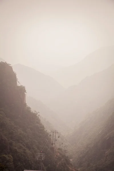 Paisagem de montanhas de nevoeiro da China — Fotografia de Stock