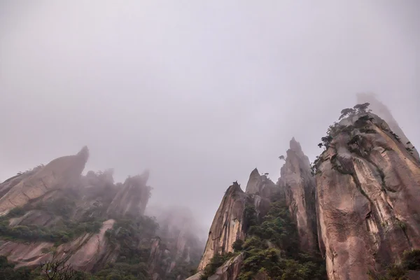Paisaje de niebla montañas de china — Foto de Stock