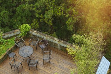 Ahşap güverte ağaçlar düzenleme oturma ile çevrili