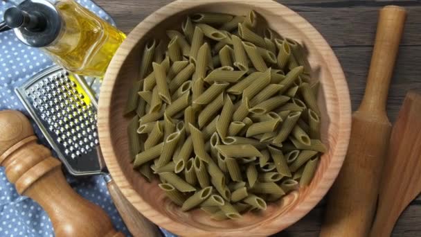 Pasta de espinacas casera cruda con hojas de espinaca — Vídeos de Stock