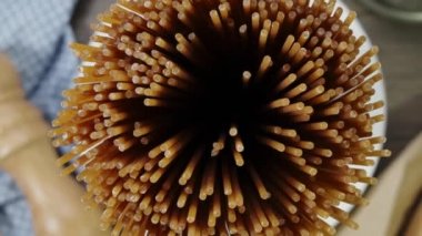 Çiğ çavdar spagetti dokusu arka planı. Kapatın. İtalyan Spagetti çiğ gıda arka plan dokusu.