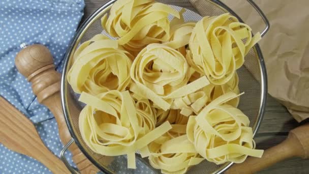 Закрыть сырой пастой. Феттучини, макароны из тальятелле. Итальянская кухня. Продукты питания — стоковое видео