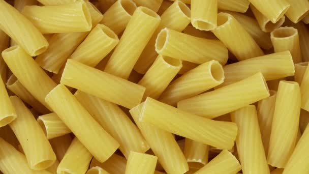 Närbild av rå penne pasta, textur eller bakgrund, italiensk design. — Stockvideo