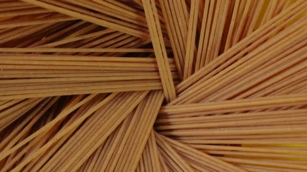 Rauwe rogge spaghetti textuur achtergrond. Sluit maar af. Italiaanse Spaghetti raw food achtergrond textuur. — Stockvideo