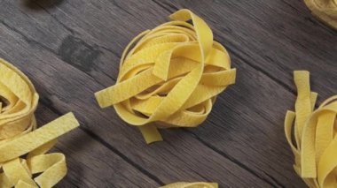 Spagetti ahşap bir masa üzerinde yuvarlanıyor..