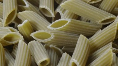 Çiğ ıspanaklı makarna. Makro yavaşça döner.