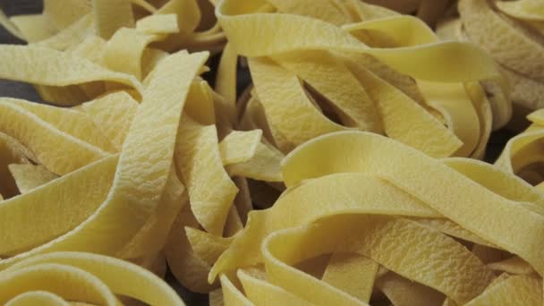 Ovanifrån av rå färsk pasta Durum vete pasta. Matbakgrund. Närbild. — Stockvideo