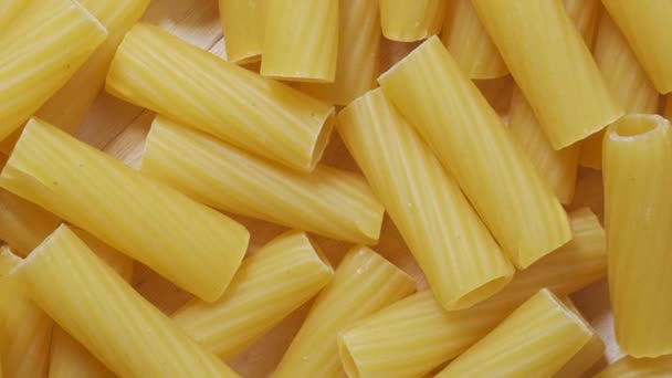Närbild av rå penne pasta, textur eller bakgrund, italiensk design. — Stockvideo