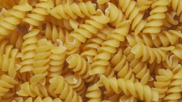 Närbild av okokt italiensk Spiral Pasta, långsam rotation — Stockvideo