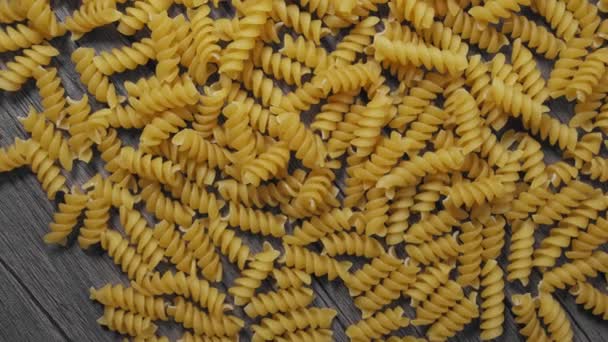 Primo piano della pasta a spirale italiana cruda, rotazione lenta — Video Stock