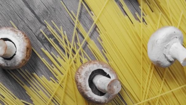 Сира спагетті з пінгвінами на дерев'яному столі . — стокове відео