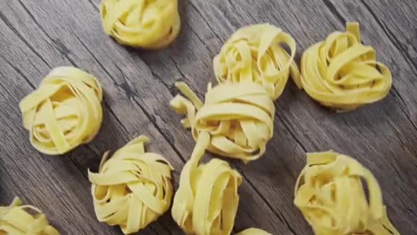 Les spaghettis s'effritent et tombent sur la table en bois. au ralenti — Video