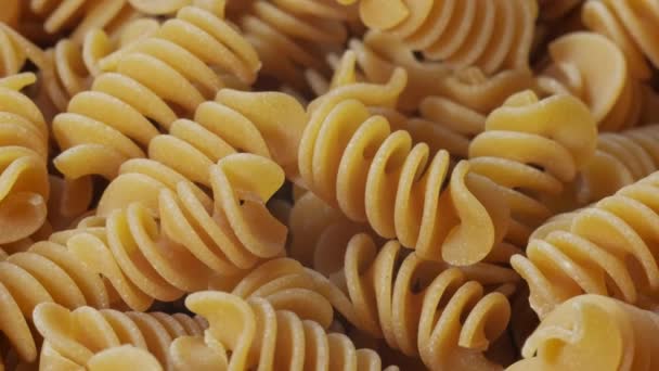 Immagine ravvicinata della pasta Fusilli di grano saraceno. Rotazione lenta da vicino — Video Stock
