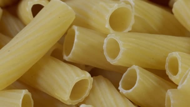 生のペンネパスタのクローズアップ,食感や背景,イタリアのデザイン. — ストック動画