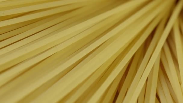 Surové žitné špagety textury pozadí. Zavřít. Italské špagety syrové potraviny na pozadí textury. — Stock video