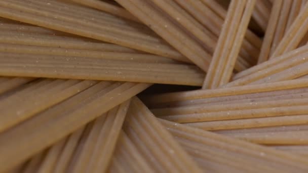 Immagine ravvicinata della pasta Fusilli di grano saraceno. Rotazione lenta da vicino — Video Stock