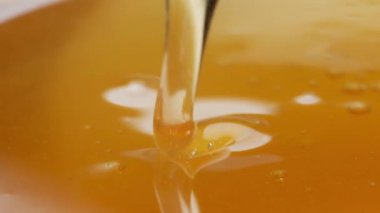 Tahta bir sopayla bir tabak bal. Kapat.