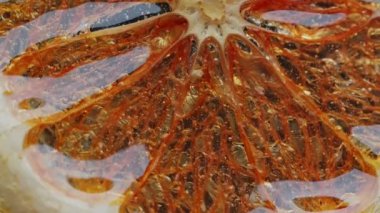 Turuncu atışın üzerine bal dök