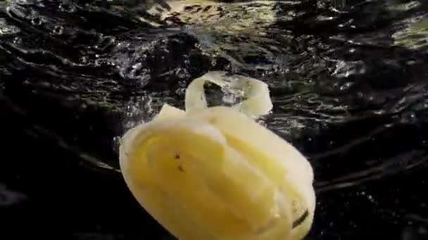 Pasta cayendo en agua hirviendo. Pasta cayendo en el agua fue disparada en cámara lenta — Vídeos de Stock