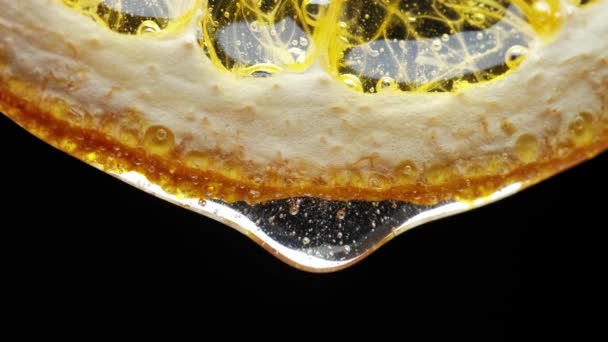《宏观纹理》拍的蜂蜜滴在雪白的柠檬片上.新鲜度、柑橘和流感治疗概念. — 图库视频影像
