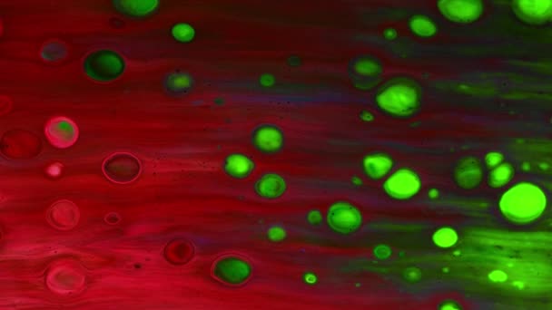 赤と緑のアクリル液塗料。抽象的なカラフルなペイント。トップ表示 — ストック動画