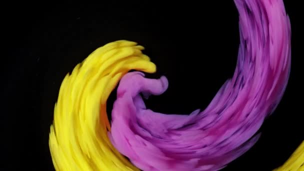 Růžová a žlutá akrylová textura s plynulým účinkem. Tekutý nátěr míchající obrazy se šplouchnutím a vířením. černé pozadí — Stock video