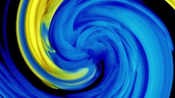 蓝色和黄色墨水在水底的黑色背景上，同时形成美丽的涡旋形状. — 图库视频影像