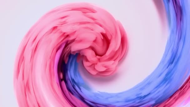 Mezcla de tinta rosa y azul en el fondo del agua sobre un fondo blanco, mientras que la creación de hermosas formas remolino. — Vídeos de Stock
