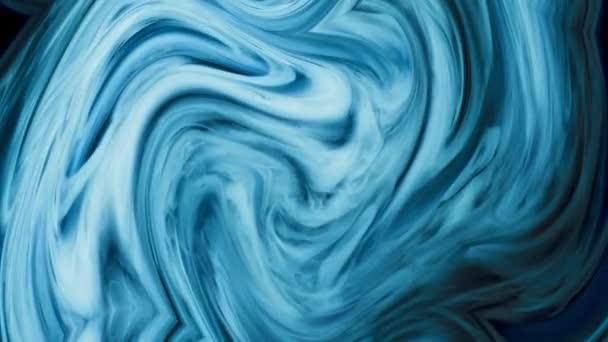 Органический поток синих и белых жидкостей, смешивая и создавая приятные текстуры и плавное движение. — стоковое видео