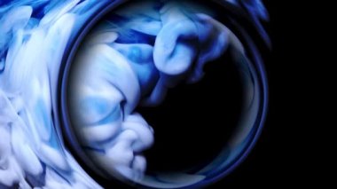 Koyu mavi ve beyaz boya sihirli halka şekillerinde karıştırılır.