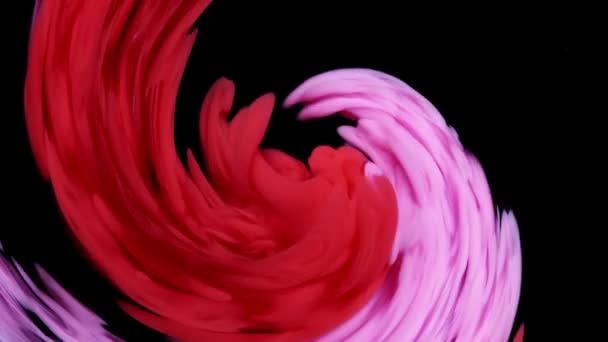 Gemengde rode en roze inkt op de achtergrond van water op een zwarte achtergrond, terwijl het creëren van mooie wervelvormen. — Stockvideo