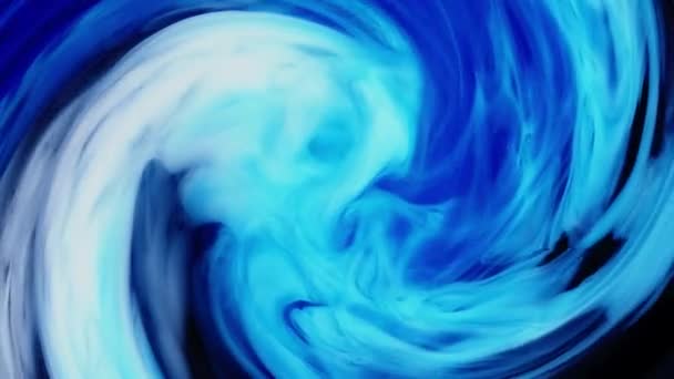 Organisches Fließen blauer und weißer Flüssigkeiten, die sich vermischen und schöne Texturen und sanfte Bewegungen erzeugen. — Stockvideo