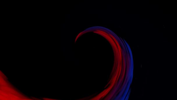 Αναμεμειγμένο κόκκινο και μπλε μελάνι στο φόντο του νερού σε μαύρο φόντο, ενώ δημιουργεί όμορφα σχήματα στροβιλισμού. — Αρχείο Βίντεο