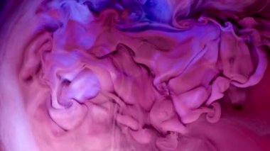İzole edilmiş siyah bir arka planda renkli dumanlar. Modern renkli mor ışık tayfı.