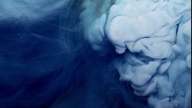 Beyaz zemin üzerinde mavi ve beyaz bulut mürekkebi, yavaş çekim