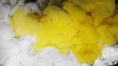 Renkli sarı bulutlu mürekkep, suya yayılıyor ve düşen limon renkli duman, çerçeveyi baştan aşağıya yavaş çekimde siliyor..