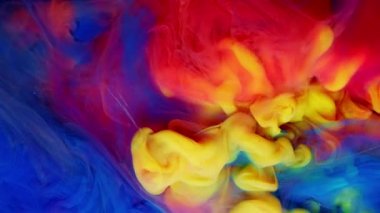 Sudaki mürekkep yavaş çekimde karışıyor. Suyun altında dönen boya lekeleri. Renkli bulutlar, soyut renk duman dinamik akışı