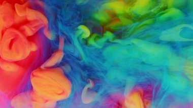 Sudaki mürekkep yavaş çekimde karışıyor. Suyun altında dönen boya lekeleri. Renkli bulutlar, soyut renk duman dinamik akışı