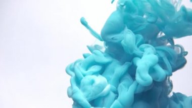 Mavi boya suya düşer. İzole görüntüler. Saf beyaz arkaplan.