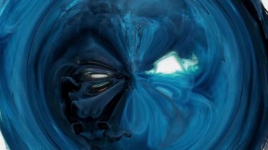 Suda akrilik mürekkebin güzel bir karışımı. beyaz arkaplan